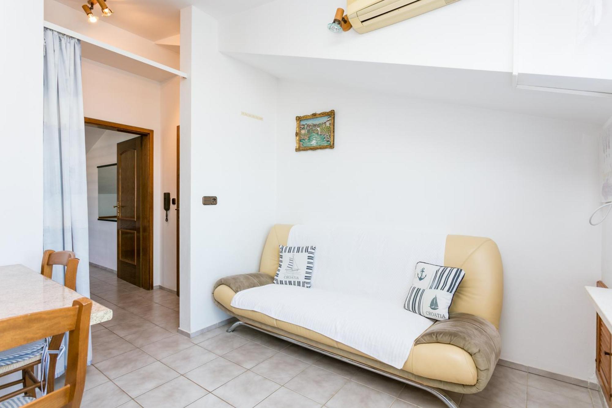 Seaside Apartments With A Swimming Pool Okrug Gornji, Ciovo - 11374 Trogir Ruang foto