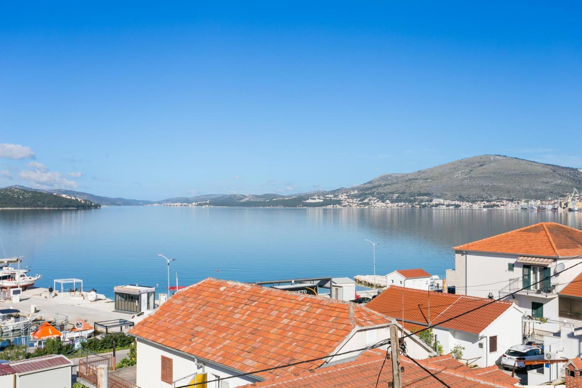 Seaside Apartments With A Swimming Pool Okrug Gornji, Ciovo - 11374 Trogir Bagian luar foto