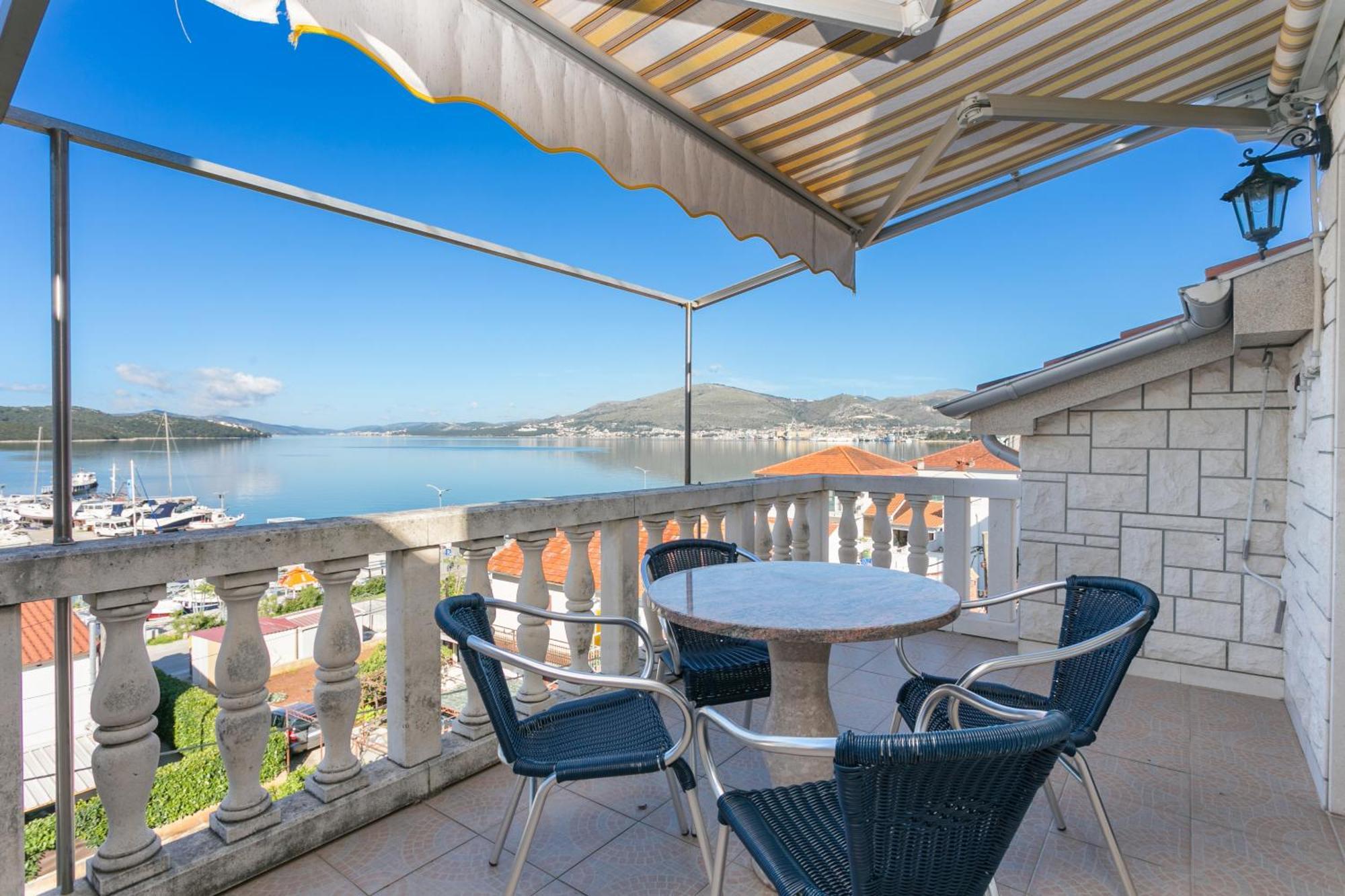 Seaside Apartments With A Swimming Pool Okrug Gornji, Ciovo - 11374 Trogir Bagian luar foto