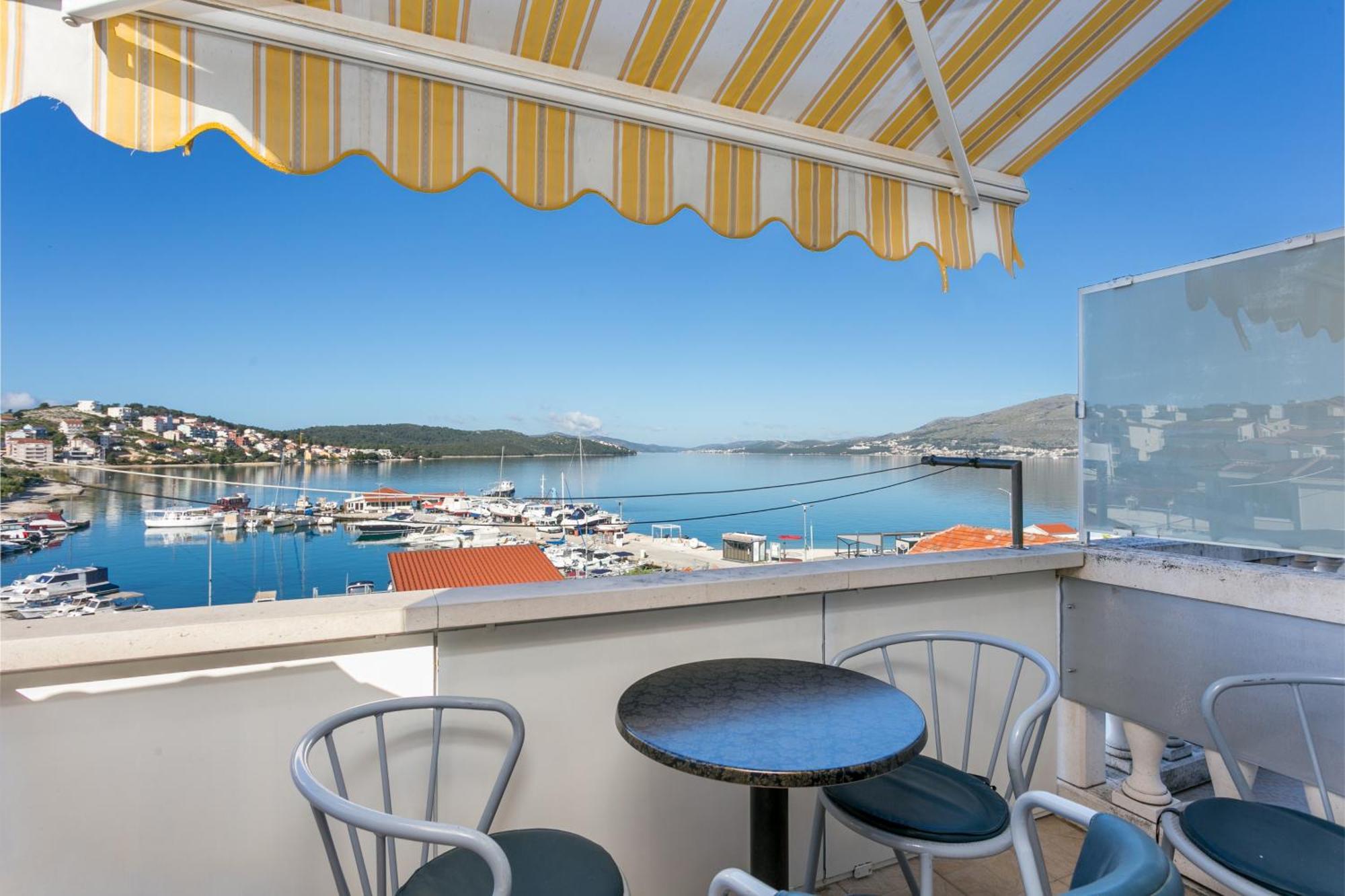 Seaside Apartments With A Swimming Pool Okrug Gornji, Ciovo - 11374 Trogir Bagian luar foto