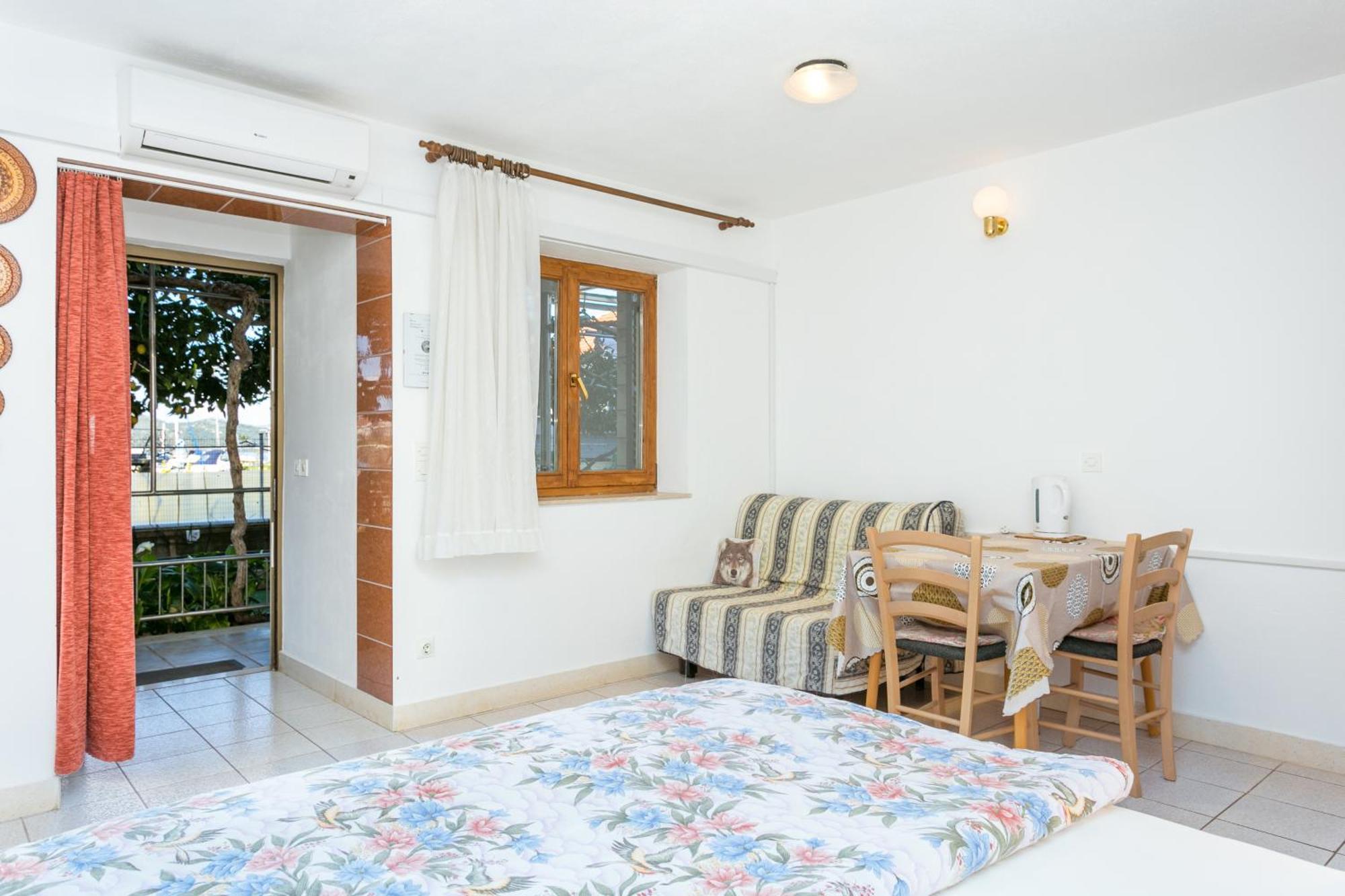 Seaside Apartments With A Swimming Pool Okrug Gornji, Ciovo - 11374 Trogir Ruang foto